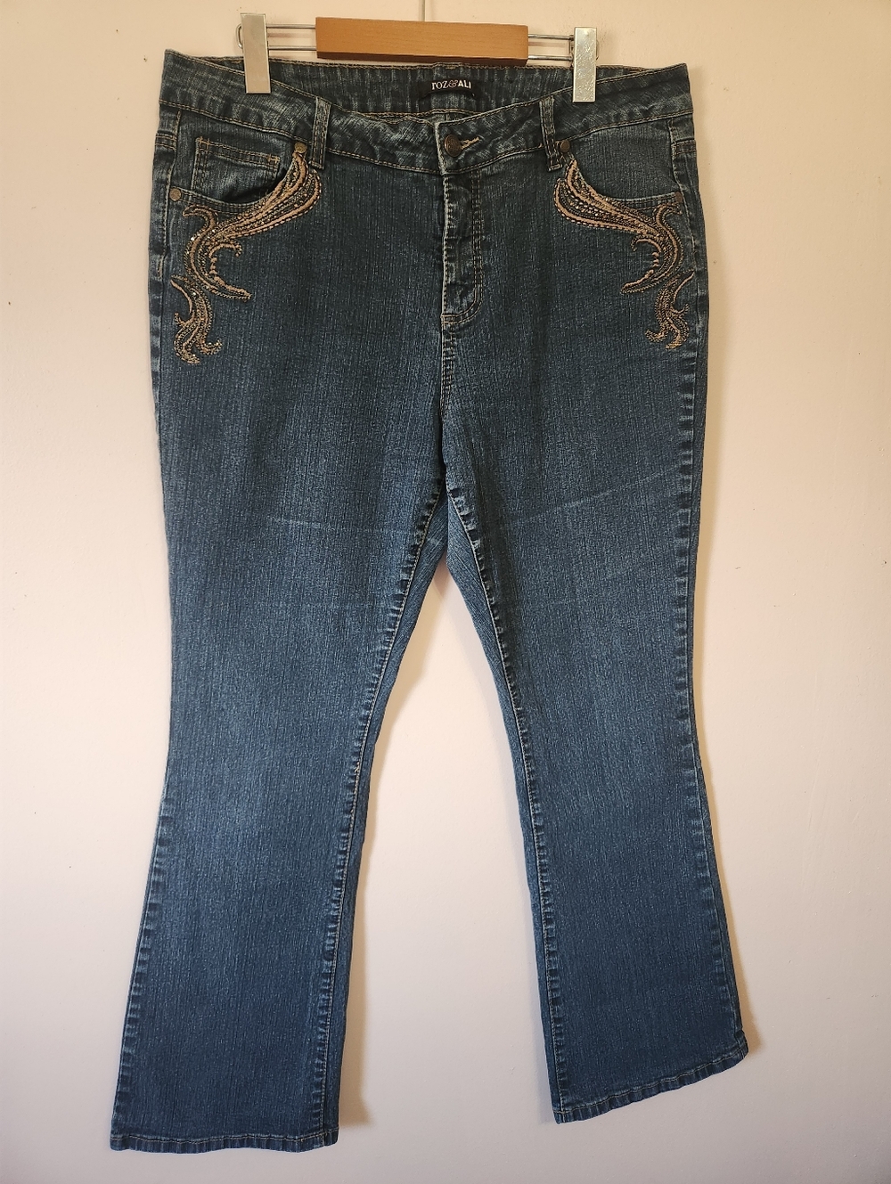 Roz & Ali Embroidered Bootcut Jeans Mid Rise Slight Flare Size 16 EUC Western